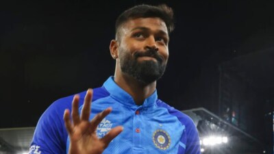 हार्दिक पांड्या (Hardik Pandya) की टी20 इंटरनेशनल मैचों में गेंदबाजी का एक खास पहलू विकेटकीपर के हाथों बल्लेबाजों को कैच आउट कराना रहा है. अब तक वह टी20 इंटरनेशनल मैचों में कुल 20 बल्लेबाजों को विकेटकीपर के हाथों कैच कराकर पवेलियन का रास्ता दिखा चुके हैं. टीम इंडिया अक्सर उन्हें गेंदबाजी की शुरुआत करने की जिम्मेदारी सौंपती है. हार्दिक अपनी सधी हुई लाइन-लेंथ और स्विंग के जरिए नई गेंद से विरोधी बल्लेबाजों के बल्ले का बाहरी किनारा निकालने में बेहद माहिर हैं. शुरुआती ओवरों में ही विकेट निकालकर विरोधी टीम पर दबाव बनाना उनकी गेंदबाजी रणनीति का प्रमुख हिस्सा रहता है.