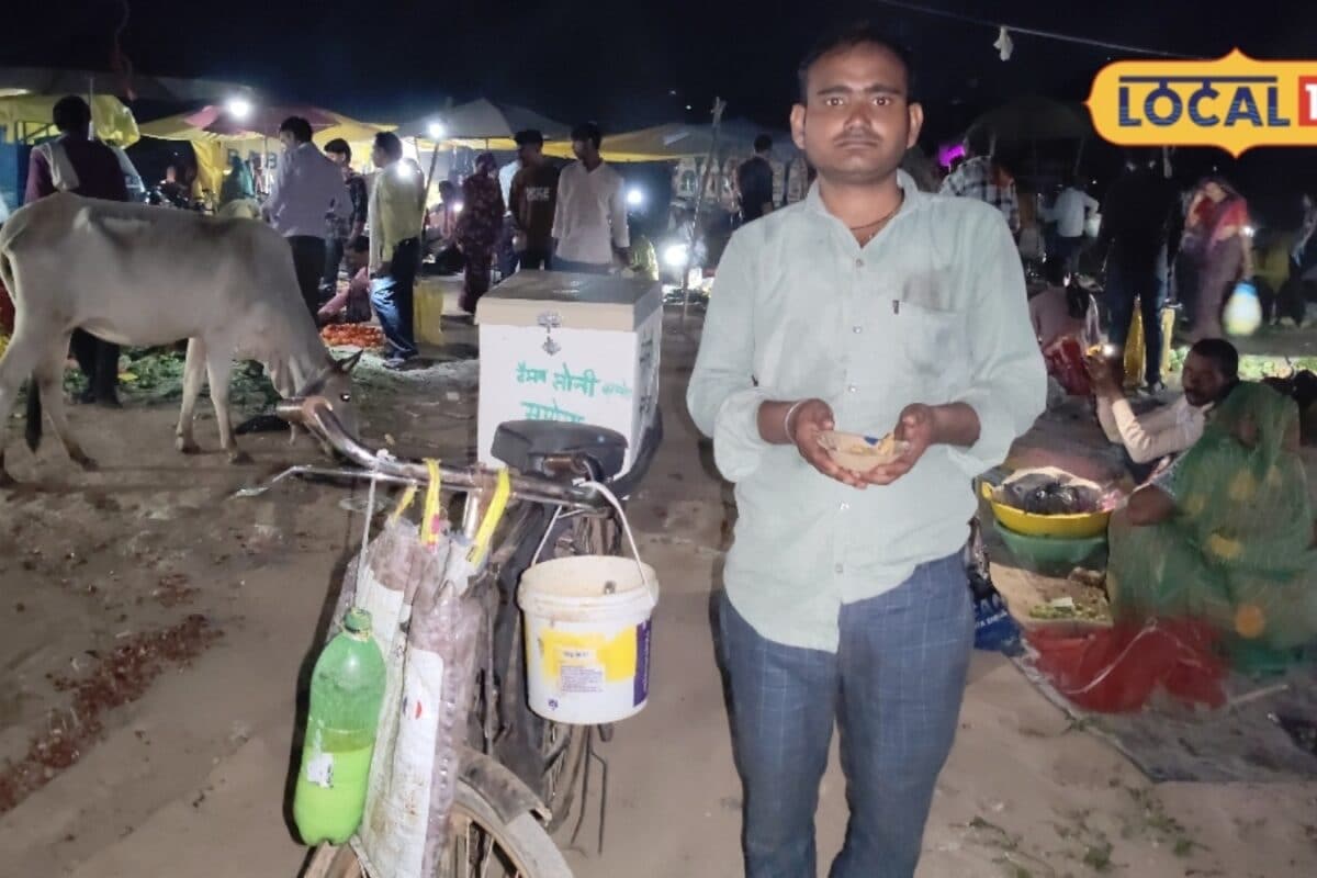 यूपी के समोसे का एमपी में मजा, वैभव साइकिल से बेचते हैं 400 समोसे, कुछ घंटों में हो जाते हैं खत्म