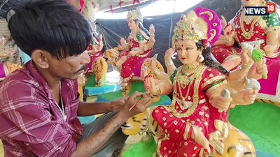 मिट्टी से मां दुर्गा के सुंदर स्वरूप गढ़ रहे कलाकार, 2 से 6 फीट तक की प्रतिमाएं