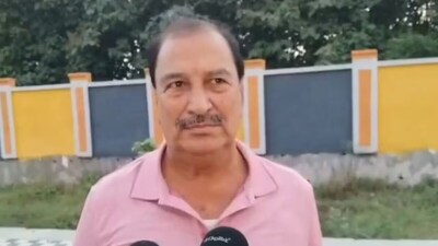 अशोक दुबे साल 2018 से पक्षियों के लिए दाना-पानी की व्यवस्था कर रहे हैं