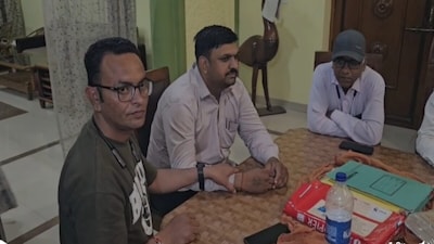 नाहल्दा ग्राम पंचायत सचिव कृष्ण देव पटेल को रिश्वत लेते रंगेहाथ पकड़ा