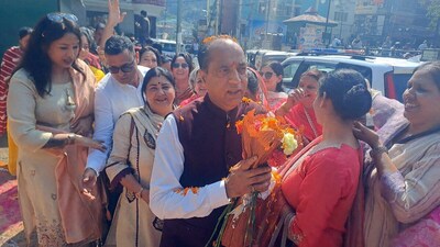जयराम ठाकुर ने कहा कि स्व. वीरभद्र सिंह को भूलाकर सीएम सुक्खू यह मान बैठे हैं कि वे हॉलीलॉज को डिस्लॉज करने की कोशिशों में सफल हो गए हैं.