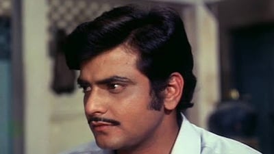 नई दिल्ली. साल 1967 में जितेंद्र की फिल्म 'फर्ज' ने सिनेमाघरों में दस्तक दी थी. उनके करियर की सबसे अहम फिल्मों में से एक मानी जाती है. लेकिन क्या आप जानते हैं कि इस फिल्म के लिए मेकर्स की पहली पसंद जितेंद्र नहीं, बल्कि फिरोज खान थे? जितेंद्र ने इस फिल्म को हिट कराने के लिए एक खास जुगाड़ लगाया था, लेकिन 12 हफ्ते बाद फिल्म ने लोगों को दीवाना बना दिया और फिल्म सुपरहिट साबित हुई.