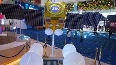 India Mobile Congress : जमीन से आसमान तक फैलेगी जियो, 1600 सैटेलाइट और 23 ग्राउंड स्टेशन से बढ़ेगी कनेक्टिविटी नई दिल्ली. जमीन पर तेज मोबाइल नेटवर्क और फाइबर के बाद अब जियो की नजर अंतरिक्ष पर है. कंपनी ने करीब 1,600 सैटेलाइट के प्रस्तावित कॉन्स्टेलेशन और 23 ग्राउंड स्टेशन तैयार करने की योजना पर काम शुरू किया है. इसका लक्ष्य उन इलाकों तक कनेक्टिविटी पहुंचाना है, जहां जमीनी नेटवर्क की पहुंच मुश्किल है. जियो ने अपना सैटेलाइट विजन दिल्ली में चल रहे इंडिया मोबाइल कांग्रेस 2026 में शोकेस किया है, जिसमें दिखाया आने वाले समय में कैसे जमीन से आसमान पर जियो की कनेक्टिविटी जबरदस्त होने वाली है. जियो ने इसे ‘सॉवरेन सैटेलाइट कनेक्टिविटी’ नाम दिया है. इसके तहत करीब 1,600 लो अर्थ ऑर्बिट यानी एलईओ सैटेलाइट की प्रस्तावित कॉन्स्टेलेशन दिखाई गई है. कंपनी का विजन डिजाइन, इंजीनियरिंग, इंटीग्रेशन और टेस्टिंग से लेकर लॉन्च, डिप्लॉयमेंट और ऑपरेशन तक पूरी चेन पर नियंत्रण भारत में ही रखने का है. इस प्लान में 23 प्रस्तावित ग्राउंड स्टेशन अहम भूमिका निभाएंगे. ये स्टेशन सैटेलाइट नेटवर्क को भारत की जमीन से जोड़ेंगे. साथ ही सैटेलाइट और जियो के मौजूदा टेरेस्ट्रियल नेटवर्क को एक साथ जोड़ने की योजना है. एक-एक इंच जमीन होगी कवर जियो के डिस्प्ले में 100 फीसदी भूभाग और समुद्री क्षेत्र की कवरेज के साथ ही देश के 6 लाख से ज्यादा गांवों तक पहुंच बनाने का विजन दिखाया गया है. दूरदराज के गांव, द्वीपीय इलाके और बॉर्डर आउटपोस्ट फोकस में हैं. इसके अलावा एंटरप्राइज, रिमोट साइट्स, एविएशन, मैरीटाइम, सरकार, डिफेंस और डिजास्टर रिस्पॉन्स में भी इसके इस्तेमाल की संभावना दिखाई गई है. ग्रामीण इलाकों के लिए डायरेक्ट टू डिवाइस कॉलिंग का भी जिक्र है. स्केल विदाउट बाउंड्रीज की थीम पर काम इस बार इंडिया मोबाइल कांग्रेस की थीम ‘स्केल विदाउट बाउंड्रीज’ है. प्रधानमंत्री नरेंद्र मोदी ने गुरुवार को आईएमसी के 10वें संस्करण का उद्घाटन किया. यह थीम टेक्नोलॉजी और कनेक्टिविटी को पारंपरिक सीमाओं से आगे ले जाने की सोच को सामने रखती है. जियो का सैटेलाइट प्लान इसी सोच का एक तकनीकी उदाहरण दिखता है, जहां टॉवर और फाइबर की सीमा के बाद अंतरिक्ष के जरिए नेटवर्क आगे बढ़ाने की तैयारी है. फिलहाल 1,600 सैटेलाइट और 23 ग्राउंड स्टेशन दोनों प्रस्तावित योजना का हिस्सा हैं, लेकिन इसकी दिशा साफ है. जियो जमीन और अंतरिक्ष के नेटवर्क को जोड़कर कनेक्टिविटी की अगली सीमा तक पहुंचने की तैयारी में दिख रही है. India Mobile Congress : भारत की दूरसंचार तकनीक और कनेक्टिविटी की ताकत को दिखाने वाले इंडिया मोबाइल कांग्रेस में इस बार जियो ने अलग ही अंदाज में अपनी योजना पेश की. कंपनी ने बताया कि उसकी तैयारी अब देश की एक-एक इंच जमीन तक नेटवर्क पहुंचाने और अंतरिक्ष की मदद से दूरदराज के इलाकों तक कनेक्टिवटी बेहतर करने पर है. 1600 सैटेलाइट और 23 ग्राउंड स्टेशन से एक-एक इंच जमीन तक नेटवर्क पहुंचाएगी जियो Jio Takes Connectivity from Earth to Space with 1600 Satellites and 23 Ground StationsIndia Mobile Congress, India Mobile Congress 2026, jio Satellites networks, jio connectivity, jio new plan, इंडिया मोबाइल कांग्रेस, इंडिया मोबाइल कांग्रेस 2026, जियो का नेटवर्क, जियो सैटेलाइट नेटवर्क, जियो के कितने ग्राउंड स्टेशन