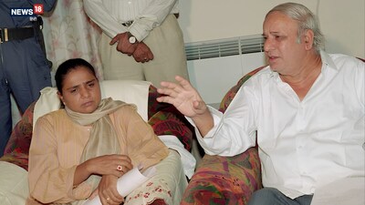 बहुजन समाज पार्टी के संस्थापक मान्यवर कांशीराम और उनके साथ उनकी राजनीतिक उत्तराधिकारी मायावती की एक ऐतिहासिक तस्वीर.