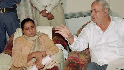 बहुजन समाज पार्टी के संस्थापक मान्यवर कांशीराम और उनके साथ उनकी राजनीतिक उत्तराधिकारी मायावती की एक ऐतिहासिक तस्वीर.