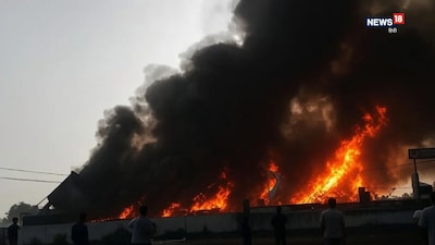 कर्नाटक के चिक्कबल्लापुर स्थित मस्तेनहल्ली इंडस्ट्रियल एरिया की गरुड़ मार्ट इंडिया फैक्ट्री में भीषण आग लगी. (फोटो वीडियो ग्रैब)
