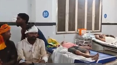 केन बेतना परियोजना में काम करने वाले मजदूरों की बस पलट गई.