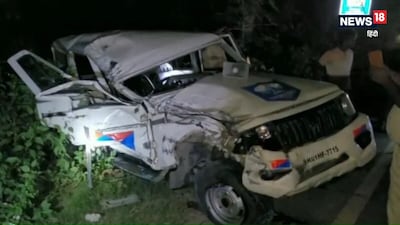 लखीसराय में पुलिस कार की ट्रक से टक्कर हो गई.