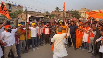 दुर्गा अष्टमी पर यहां लाठी-तलवार चलाने की परंपरा क्यों? 108 साल पुराना इतिहास और नेताजी का खास कनेक्शन जानिए.