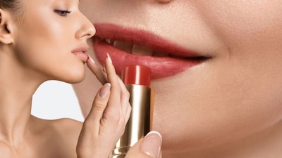 Why Scrubbing Lips Before Lipstick is Essential? Learn the Right Way to Apply.