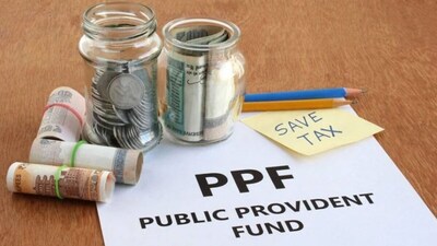 पीपीएफ खाते पर मेच्योरिटी की अवधि 15 साल की होती है. 