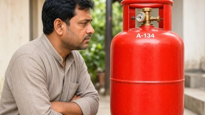 एलपीजी सिलेंडर बुकिंग से पहले कुछ बातों का ध्यान रखना जरूरी है. (ai photo)
