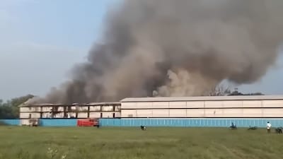 लखनऊ एयरपोर्ट के पीछे श्रमिकों की डॉरमेट्री में लगी आग.