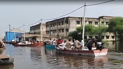 लखनऊ में बाढ़ से हाहाकार.