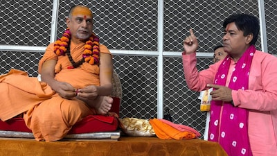 शंकराचार्य स्वामी सदानंद सरस्वती महाराज से हिंदू पक्षकार महेंद्र प्रताप सिंह ने उड़िया आश्रम में की भेंट.