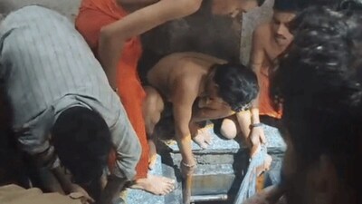 मथुरा के गुरुकुल में टैंक सफाई के दौरान हादसा होने से चार छात्रों की मौत हो गई.