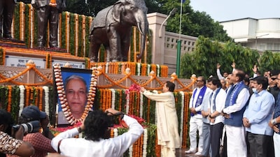 मायावती बीएसपी के संस्थापक कांशीराम की 20वीं पुण्यतिथि के दौरान पुष्प अर्पित करती हुईं