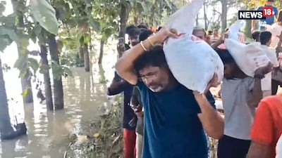 लोजपा विधायक राजू तिवारी ने कंधे पर उठाई बालू,