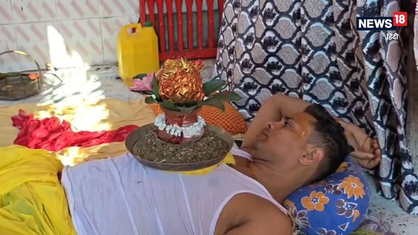मुंगेर: छाती पर कलश रखकर 9 दिनों की कठिन साधना कर रहे विश्वजीत.