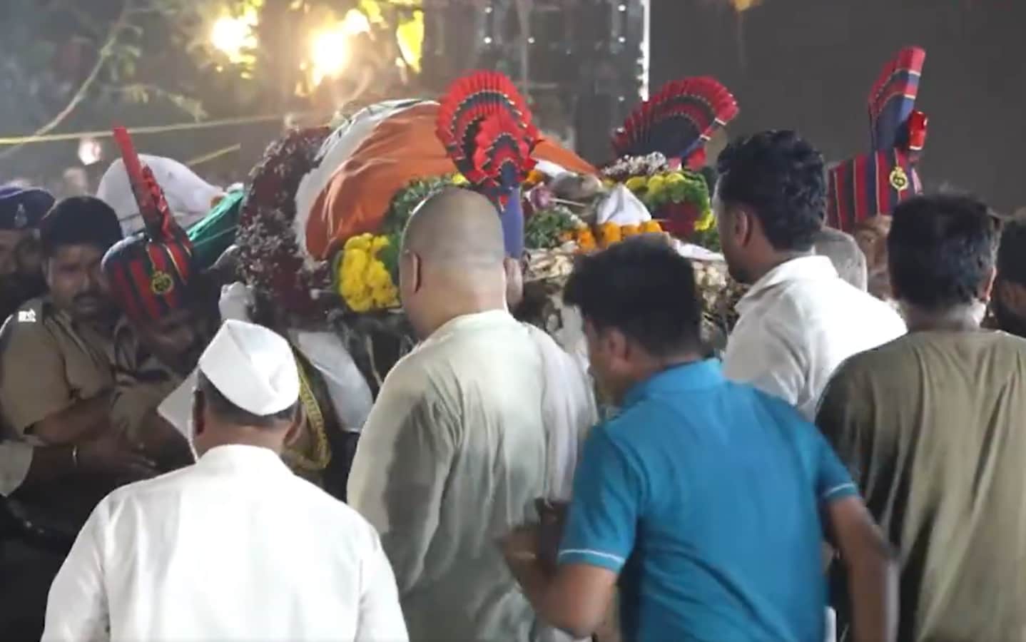 Nana Patekar Last Rites: पंचतत्व में विलीन हुए नाना पाटेकर, बेटे के नहीं थम  रहे आंसू, भारी मन से सितारों ने दी विदाई - News18 हिंदी