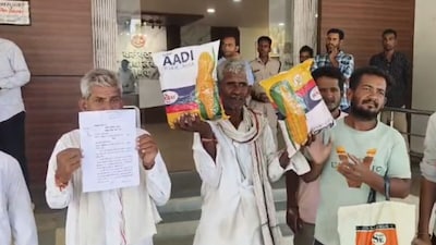 जनसुनवाई में मक्के की थैलियां लेकर पहुंचा किसान