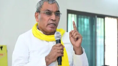हर रोज सपा पर हमलावर रहने वाले ओपी राजभर की पार्टी में बड़ी टूट हुई है.