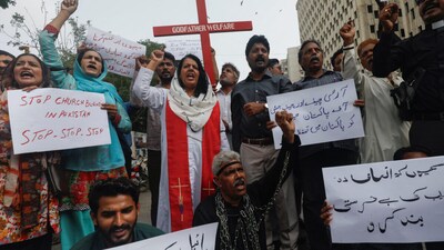 पाकिस्तान में ईशनिंदा का आरोप लगाकर एक ईसाई व्यक्ति की दुकान और घर को आग लगाई गई. (सांकेतिक फोटो/Reuters)