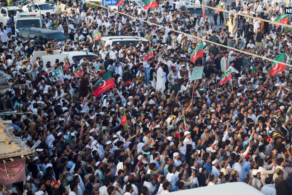 जारी है PTI का 'तांडव मार्च', डरी सरकार ने 30 पर ठोका केस, KP में लगेगा राष्ट्रपति शासन?