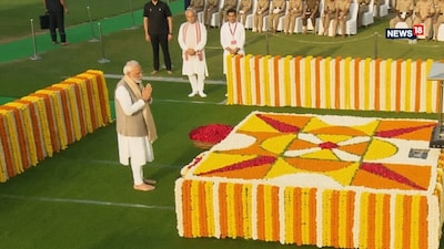 गांधी जयंती पर पीएम मोदी ने राजघाट पहुंचकर महात्मा गांधी को श्रद्धांजलि दी.