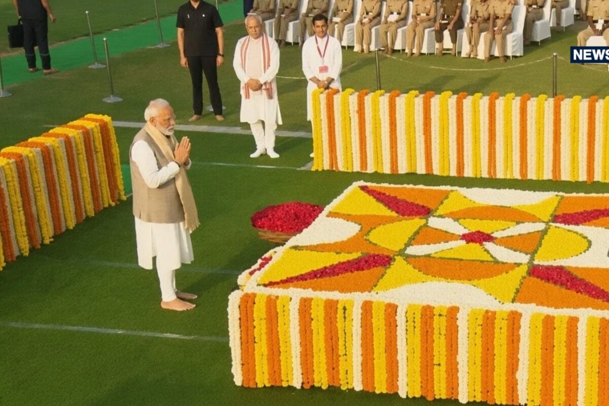 PM मोदी ने राजघाट पहुंच महात्मा गांधी की 157वीं जयंती पर दी श्रद्धांजली लाल बहादुर शास्त्री को भी किया नमन