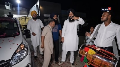 संगरूर में CBI की गाड़ी पर फूल बरसाने और ढोल बजाने वाले दो नेताओं को पंजाब पुलिस ने हिरासत में लिया. (फोटो वीडियो ग्रैब)