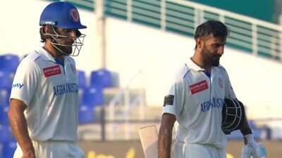 रहमत शाह 84 रन बनाकर क्रीज पर डटे हुए हैं. 