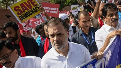 छह अक्टूबर को राहुल गांधी और विपक्षी सांसदों ने ज्ञानेश कुमार के खिलाफ मार्च निकाला. फोटो- रायटर