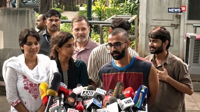 दिल्ली में चुनाव आयोग के खिलाफ प्रदर्शन के बाद NSUI छात्राओं ने हिरासत में मारपीट और टॉर्चर का आरोप लगाया.