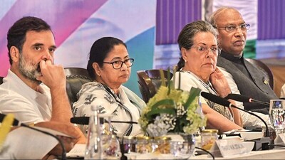 पहली बार ममता बनर्जी ने राहुल गांधी की इतनी तारीफ करती दिखीं.