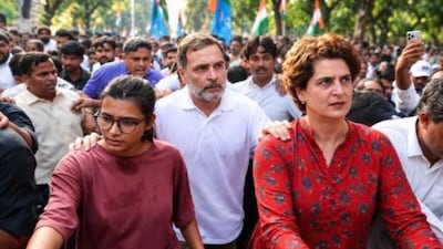 पूरे प्रदर्शन के दौरान राहुल गांधी छात्र नेता नेहा बोरा को खास तवज्जो देते रहे.