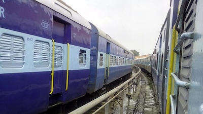 भारतीय रेलवे ने करीब 16 ट्रेनों के प्‍लेटफार्म नंबर अस्‍थाई रूप से बदल द‍िए हैं. (Photo : Canva)