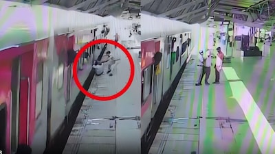 पुलिस आरक्षक ने बचाई रेलवे यात्री की जान