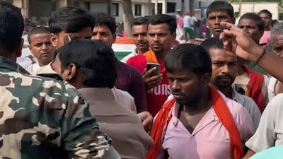नवहट्टा में युवक को राजद विधायक गौतम कृष्ण के समर्थकों ने पुलिस के सामने पीटा