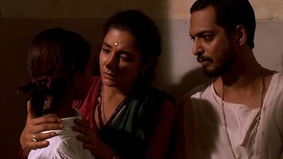 नई दिल्ली: फिल्ममेकर मीरा नायर ने अपनी फिल्मों के जरिए उन लोगों की जिंदगी को पर्दे पर उतारा है, जिनकी कहानियां अक्सर बड़े पर्दे से दूर रह जाती हैं. उनकी पहली फीचर फिल्म 'सलाम बॉम्बे!' भी ऐसी ही एक फिल्म थी. फिल्म मुंबई की सड़कों पर रहने वाले बच्चों की जिंदगी पर बनी थी. इस फिल्म को तैयार करने के लिए मीरा ने उन बच्चों के बीच वक्त बिताया, जिनकी दुनिया को वह पर्दे पर दिखाना चाहती थीं. (फोटो साभार: IMDb)