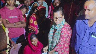 मृतक बच्चों के परिजनों को मुआवजे का चेक एसडीएम चांदनी कुमारी ने सौंपा.