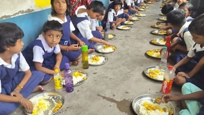 पश्चिम बंगाल के सरकारी स्कूल का अनोखा प्रयोग, जैविक मशरूम के बाद अब बच्चों को खिला रहे तालाब की मछली.