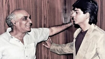 बता दें कि यश चोपड़ा ने साल 1989 में चांदनी जैसी फिल्म बनाकर भी बहुत बड़ा रिस्क उठाया था. इस फिल्म को उस दौर में काफी पसंद किया गया था. फिल्म से श्रीदेवी का करियर तो सातवें आसमान पर गया ही साथ ही यश चोपड़ा के करियर के लिए भी ये फिल्म सही साबित हुई थी. उस वक्त सभी डिस्ट्रीब्यूटर्स ने इस फिल्म को लेने से इनकार कर दिया था. लेकिन यश चोपड़ा ने अपनी कहानी नहीं बदली और जिद पर अड़कर फिल्म रिलीज की बाद में उनका यही एक्सपेरिमेंट लोगों को बहुत पसंद आया था. लेकिन एक्शन के  दौर में रोमांटिक फिल्म लाने का रिस्क भी यश चोपड़ा ही उठा सकते थे. 