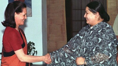 मार्च 1999 में सोनिया गांधी और जे जयललिता के बीच एक चाय पार्टी में मुलाकात हुई और फिर उसके कुछ ही दिनों बाद वाजपेयी सरकार गिर गई. फोटो- रायटर
