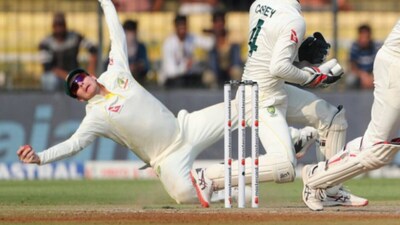 ऑस्ट्रेलियाई टीम के मॉडर्न क युग के दिग्गज बल्लेबाज स्टीव स्मिथ (Steve Smith) क्रिकेट में सबसे ज्यादा कैच लपकने के मामले में टॉप पर हैं. साल 2010 से 2026 के बीच अपने शानदार करियर में उन्होंने 126 मैचों की 240 पारियों में कुल 221 कैच अपने नाम किए हैं. स्मिथ की यह उपलब्धि दर्शाती है कि वह सिर्फ क्रीज पर ही नहीं बल्कि मैदान पर फील्डिंग के दौरान भी कितने पैनी नजर रखते हैं.