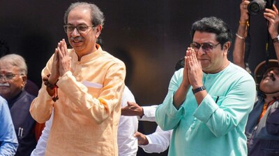 मुंबई के गर्जना मोर्चे में उद्धव ठाकरे और राज ठाकरे ने SIR और चुनाव आयोग पर सवाल उठाए. (फोटो PTI)