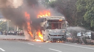 जलते बस की तस्वीर. 