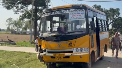 एक्सीडेंट करने वाली स्कूल बस की तस्वीर.