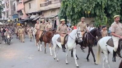 कानपुर में त्योहारों पर घोड़ों पर सवार होकर निकली पुलिस. 